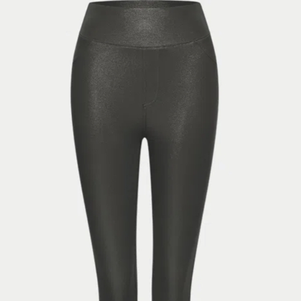 HALARA Shimmering Black High-Waisted Leggings